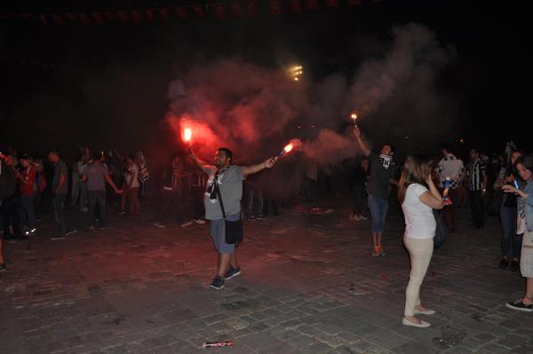 İzmir'de Beşiktaşlı taraftarların şampiyonluk çoşkusu!