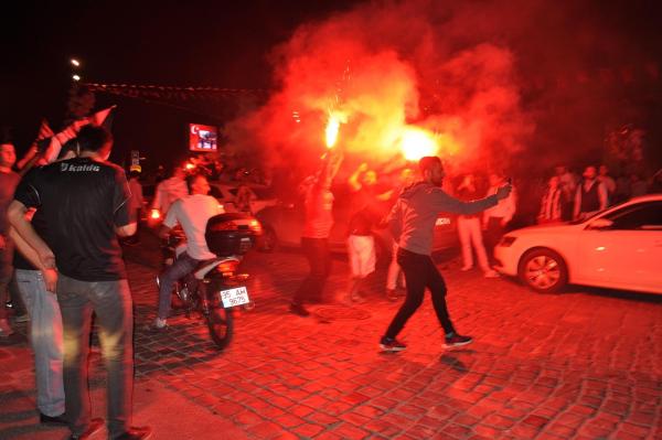 İzmir'de Beşiktaşlı taraftarların şampiyonluk çoşkusu!
