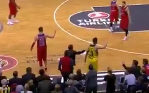 Aziz Yıldırım çıldırdı, sahaya girdi! İşte o kişinin kimliği...