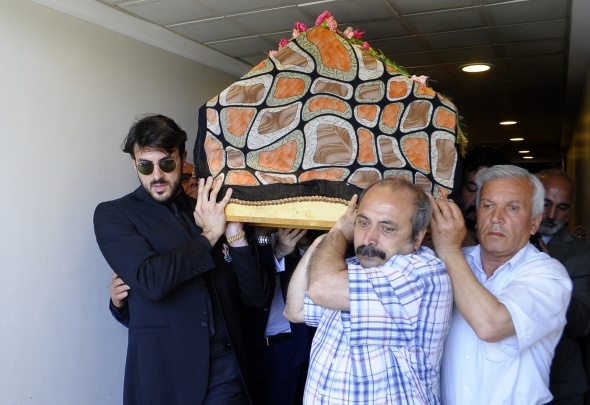 Ünlü isimlerin gözyaşları Oya Aydoğan için döküldü