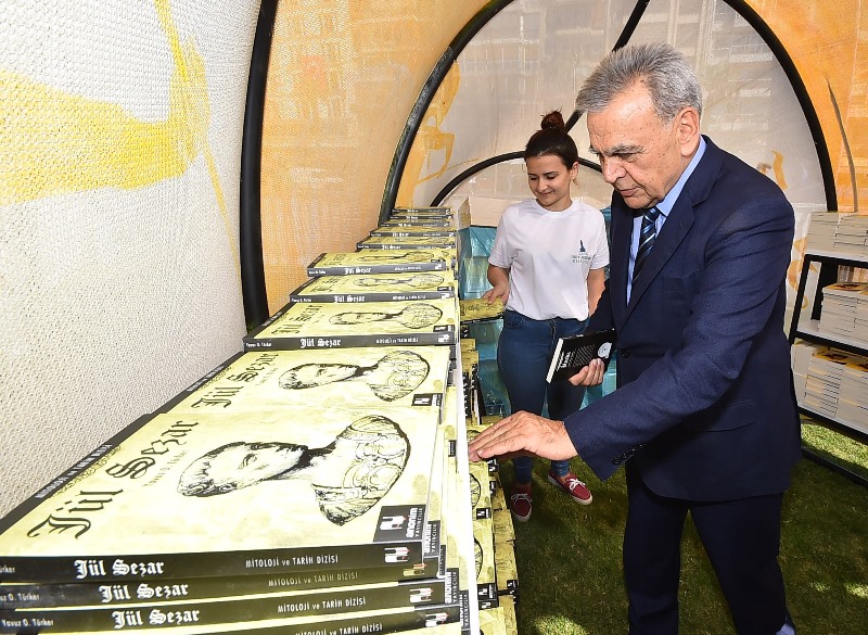 İzmirli 7'den 70'e kitap okudu