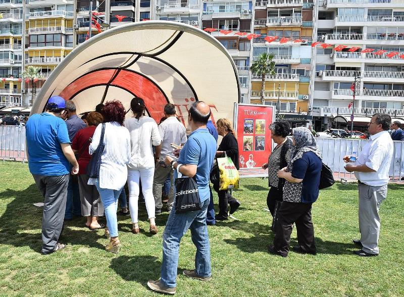 İzmirli 7'den 70'e kitap okudu