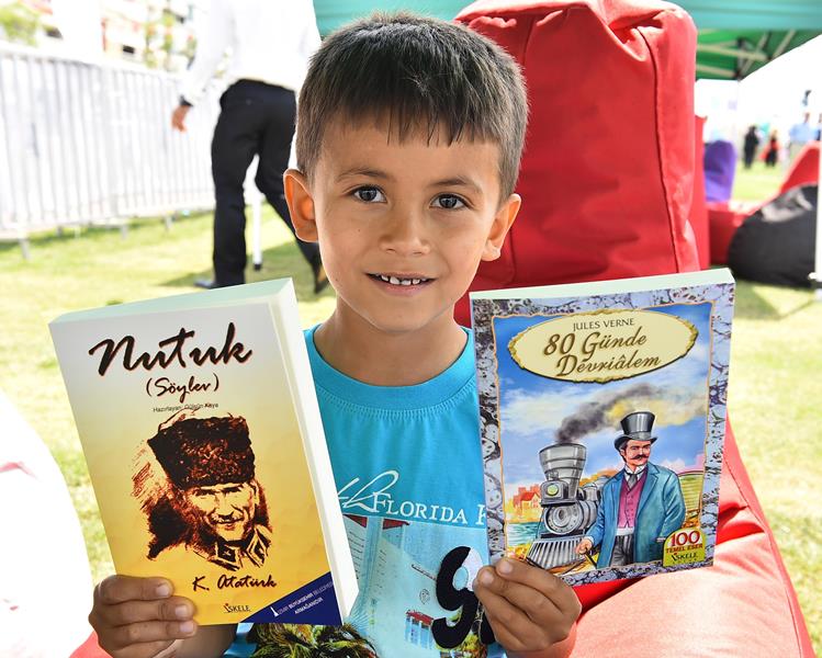 İzmirli 7'den 70'e kitap okudu