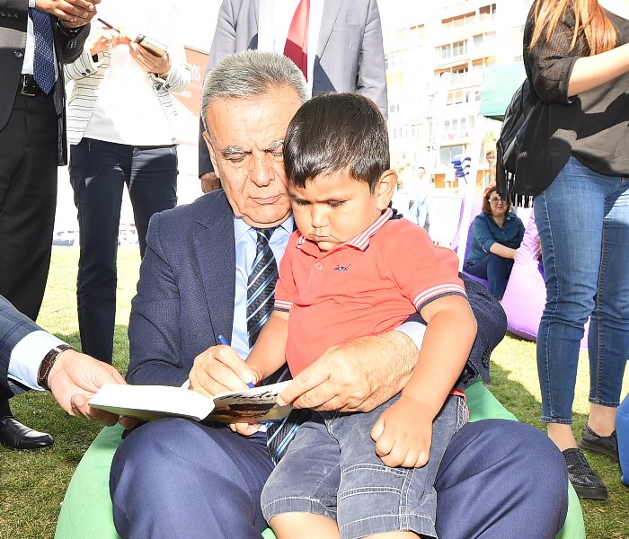 İzmirli 7'den 70'e kitap okudu