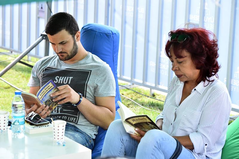 İzmirli 7'den 70'e kitap okudu