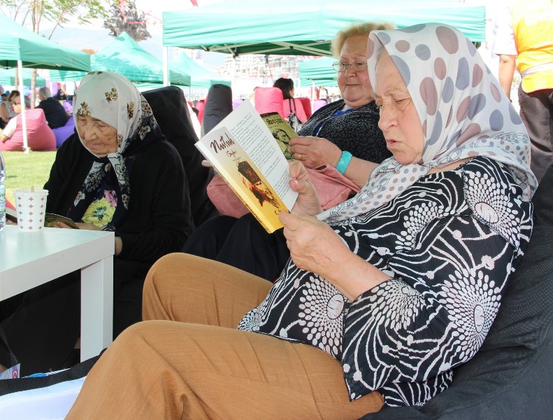 İzmirli 7'den 70'e kitap okudu