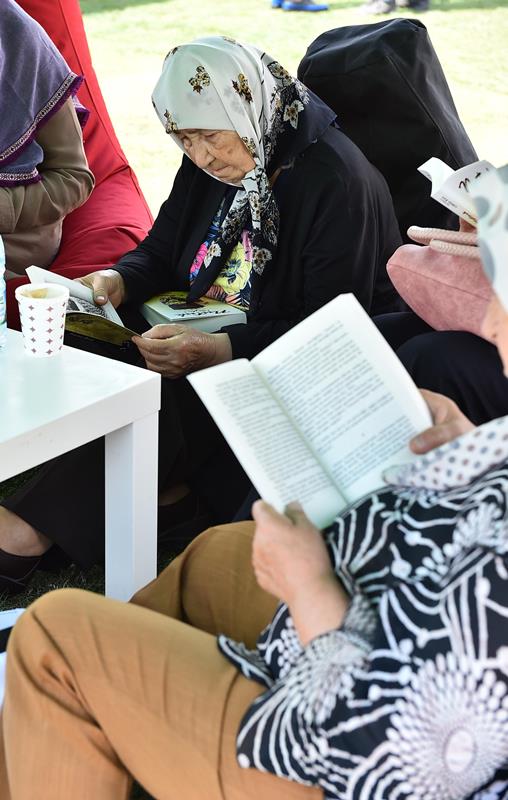 İzmirli 7'den 70'e kitap okudu
