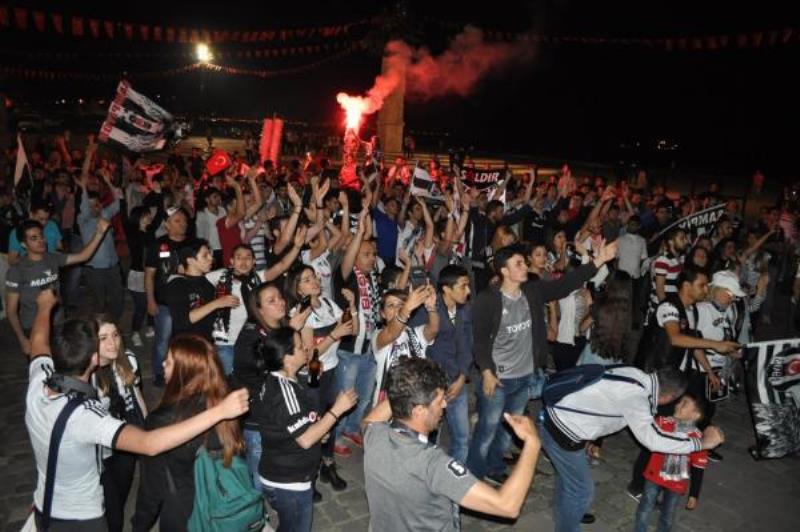 İzmir'de Beşiktaşlı taraftarların şampiyonluk çoşkusu!