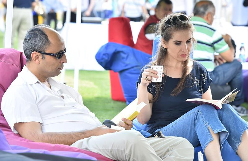 İzmirli 7'den 70'e kitap okudu