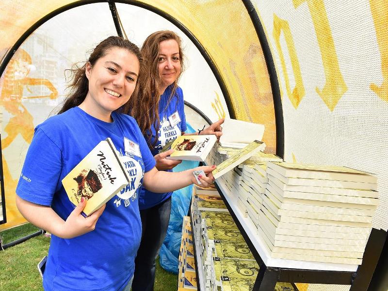 İzmirli 7'den 70'e kitap okudu