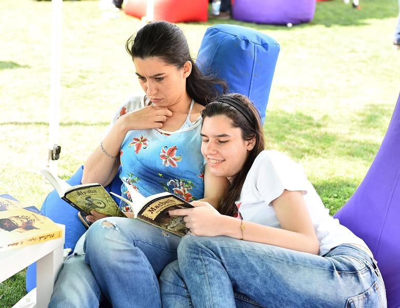 İzmirli 7'den 70'e kitap okudu