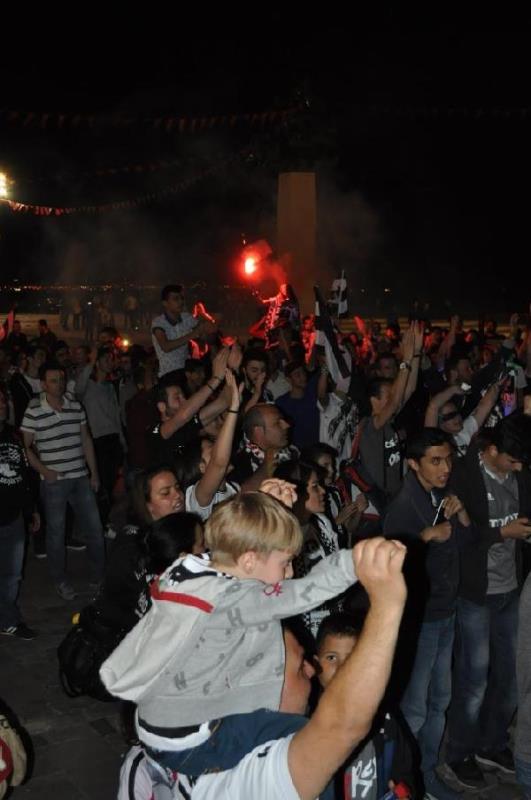 İzmir'de Beşiktaşlı taraftarların şampiyonluk çoşkusu!
