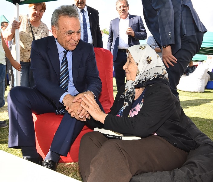 İzmirli 7'den 70'e kitap okudu