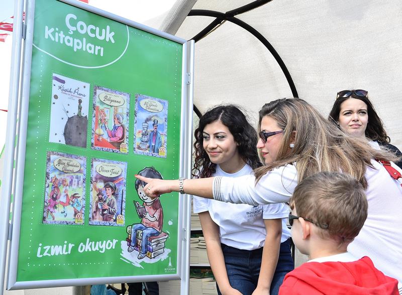 İzmirli 7'den 70'e kitap okudu