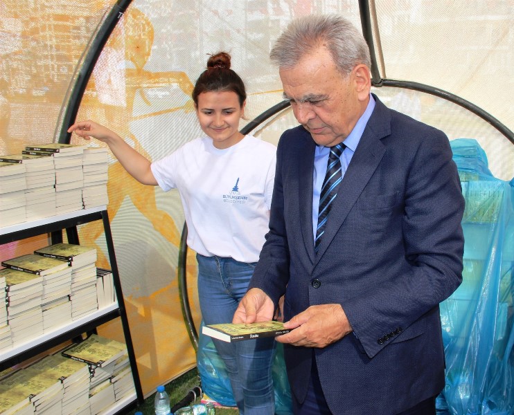 İzmirli 7'den 70'e kitap okudu