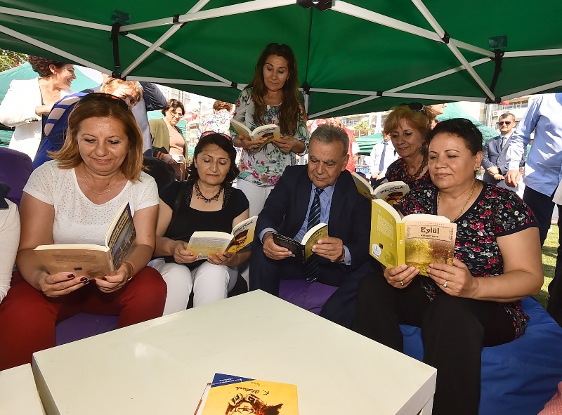 İzmirli 7'den 70'e kitap okudu
