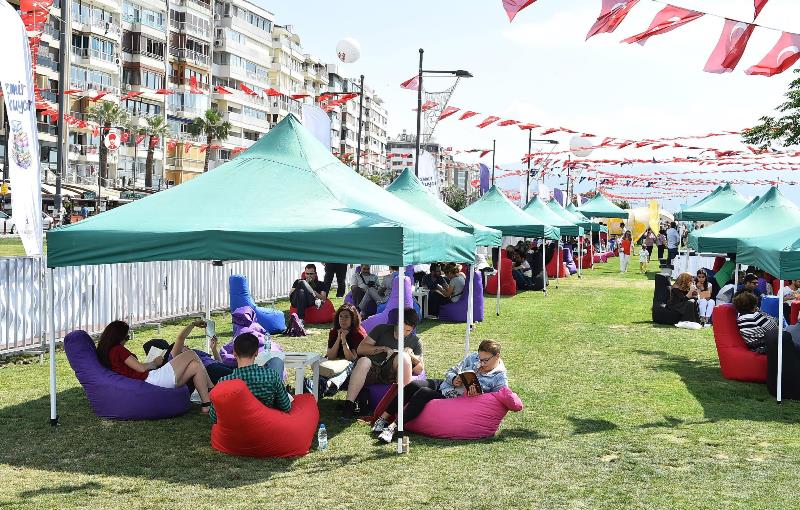 İzmirli 7'den 70'e kitap okudu