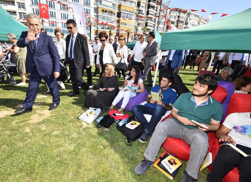 İzmirli 7'den 70'e kitap okudu