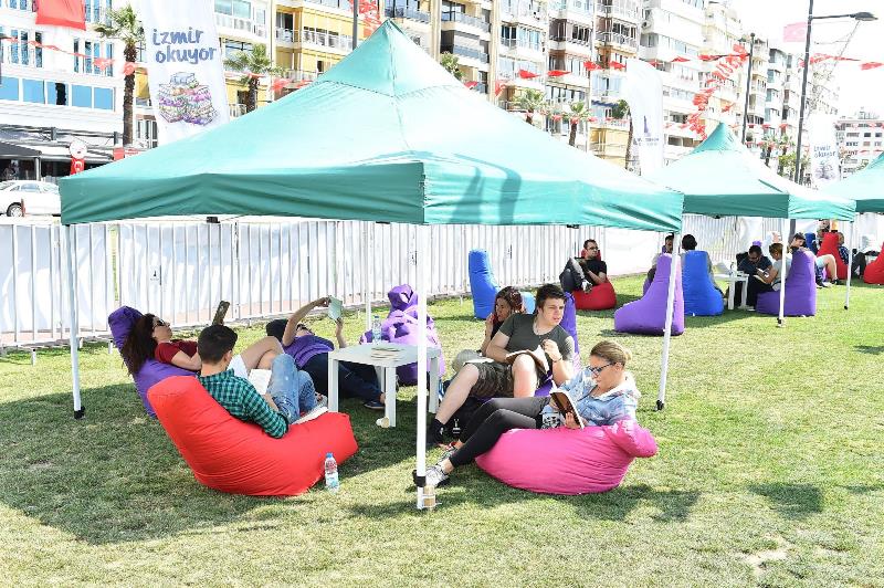 İzmirli 7'den 70'e kitap okudu