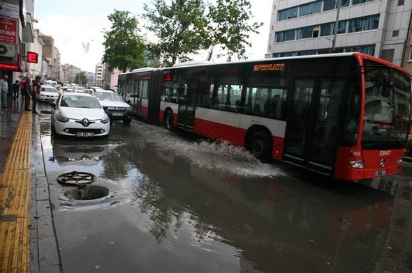 İzmir'de sağanak etkili oldu