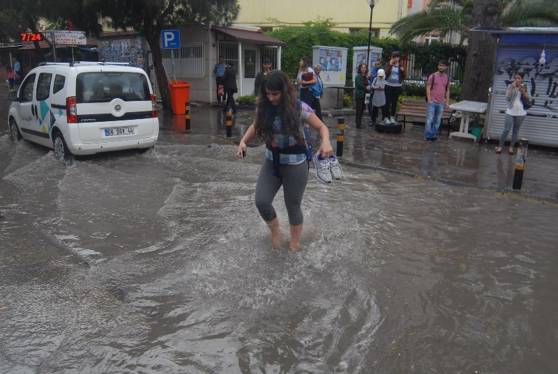 İzmir'de sağanak etkili oldu