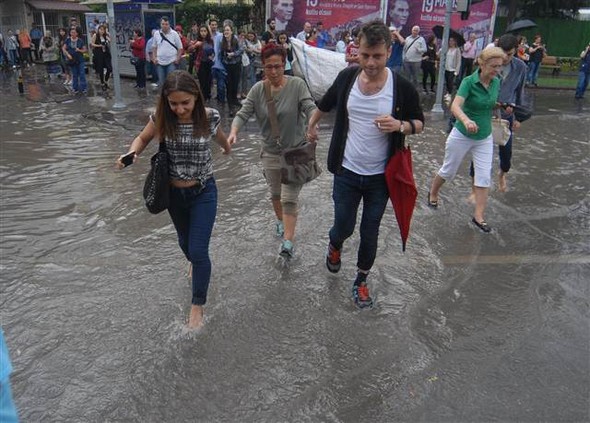 İzmir'de sağanak etkili oldu