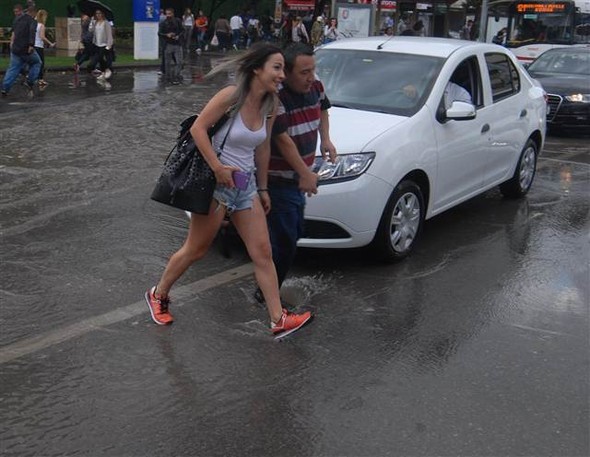 İzmir'de sağanak etkili oldu