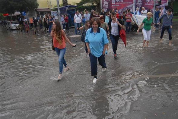 İzmir'de sağanak etkili oldu