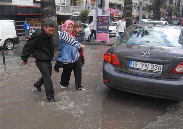 İzmir'de sağanak etkili oldu