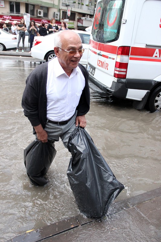 Yağmurun bereketi ona vurdu!