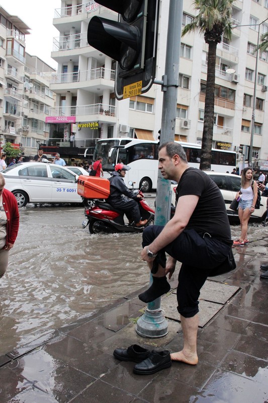 Yağmurun bereketi ona vurdu!