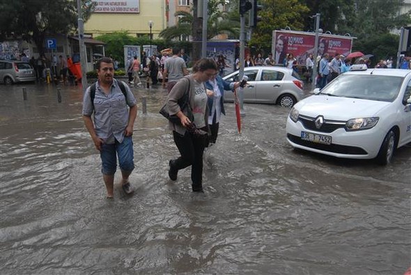 İzmir'de sağanak etkili oldu