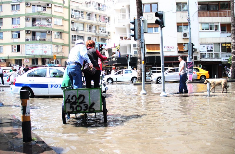 Yağmurun bereketi ona vurdu!