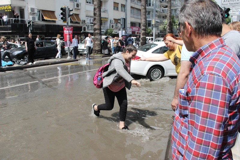 Yağmurun bereketi ona vurdu!