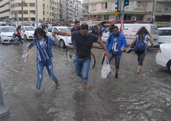 İzmir'de sağanak etkili oldu