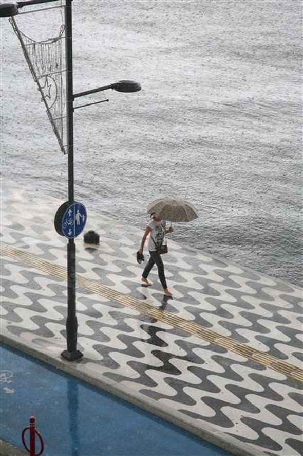 İzmir'de sağanak etkili oldu