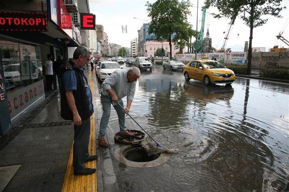 İzmir'de sağanak etkili oldu