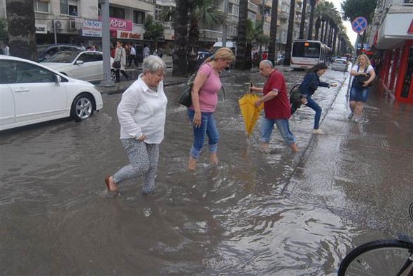 İzmir'de sağanak etkili oldu