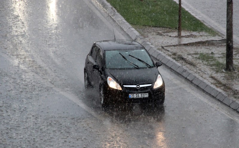 İzmir'de sağanak etkili oldu