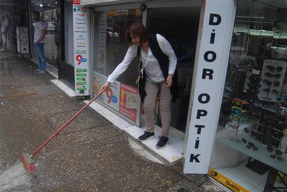İzmir'de sağanak etkili oldu