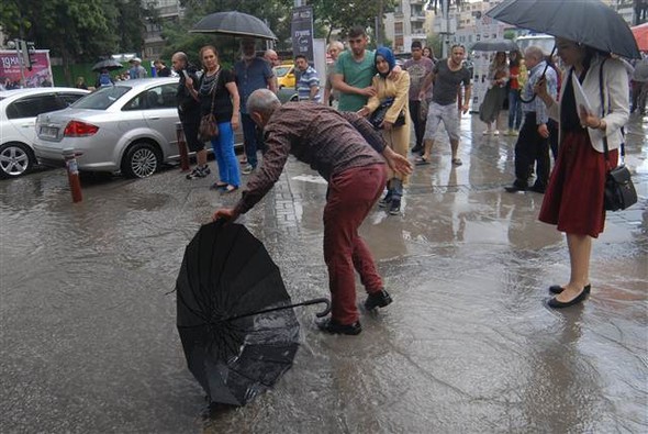 İzmir'de sağanak etkili oldu