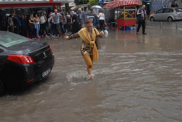 İzmir'de sağanak etkili oldu