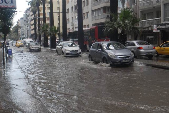 İzmir'de sağanak etkili oldu