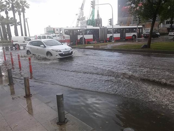 İzmir'de sağanak etkili oldu
