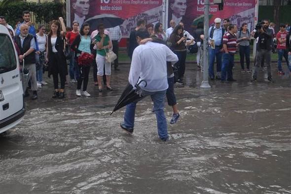 İzmir'de sağanak etkili oldu
