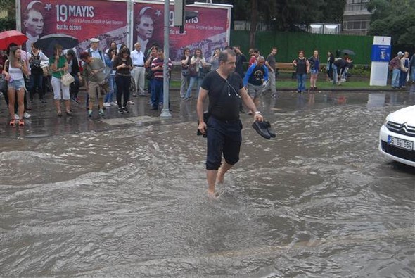 İzmir'de sağanak etkili oldu