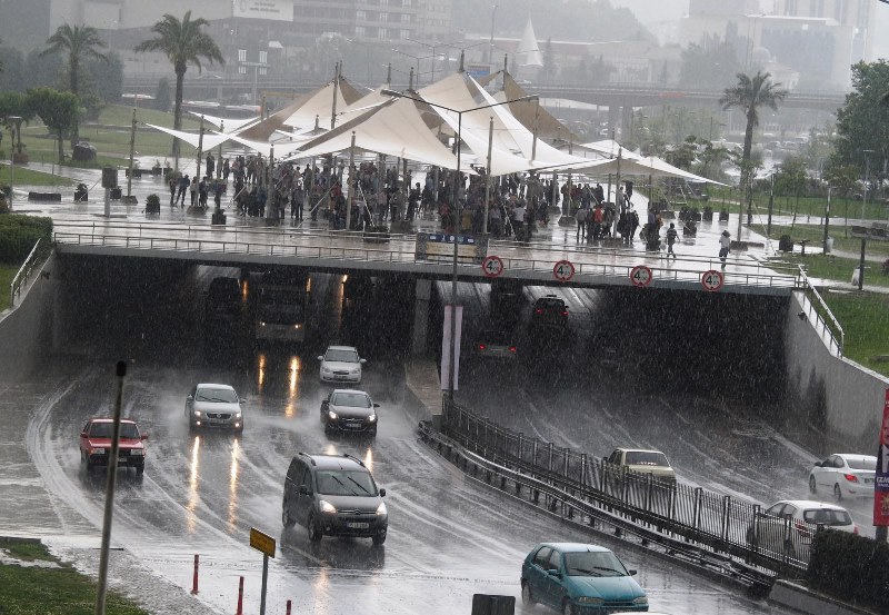 İzmir'de sağanak etkili oldu