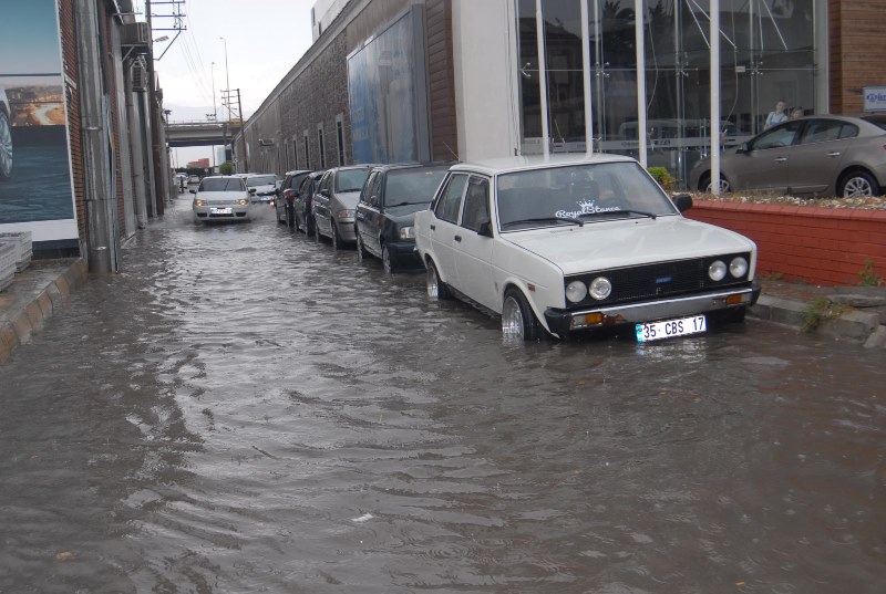 İzmir'de sağanak etkili oldu