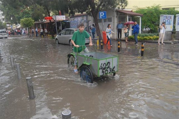 İzmir'de sağanak etkili oldu