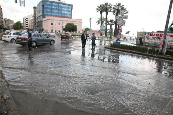 İzmir'de sağanak etkili oldu